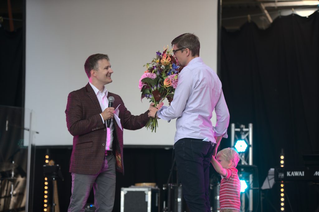 Blumen-der-Allianz-überreichen-1024x682