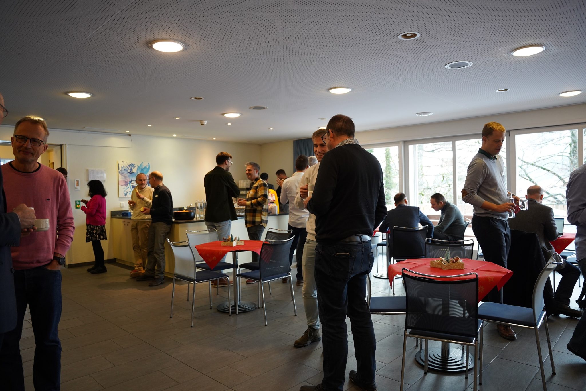 Gemeinschaft-in-den-Pausen-2048x1365